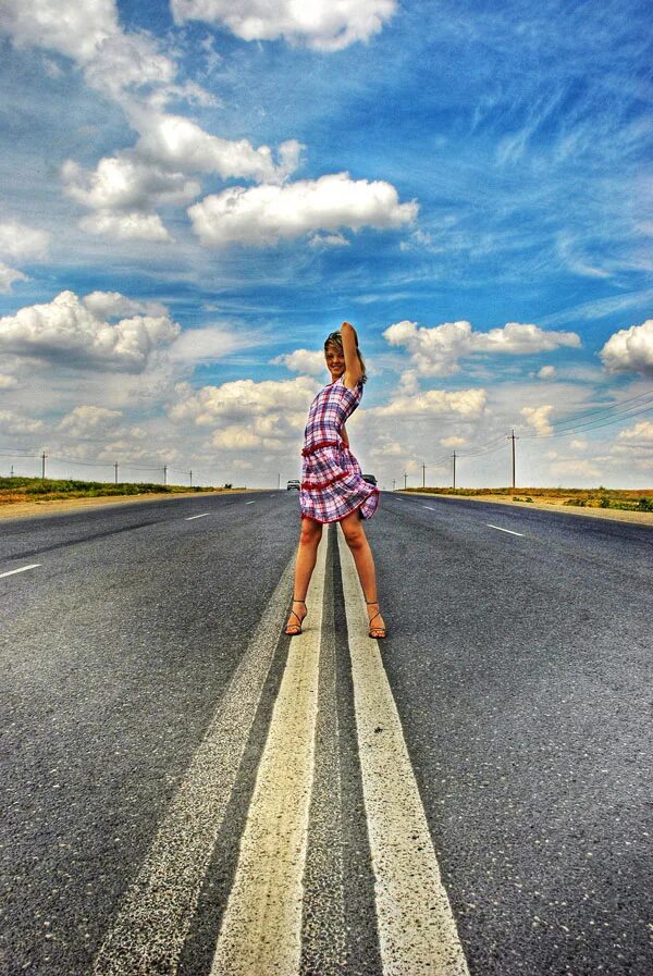 Шагая по путям. Девушка на дороге. Фотосессия на дороге. Красивая фотосессия на дороге. Фотосессия на дороге девушки.