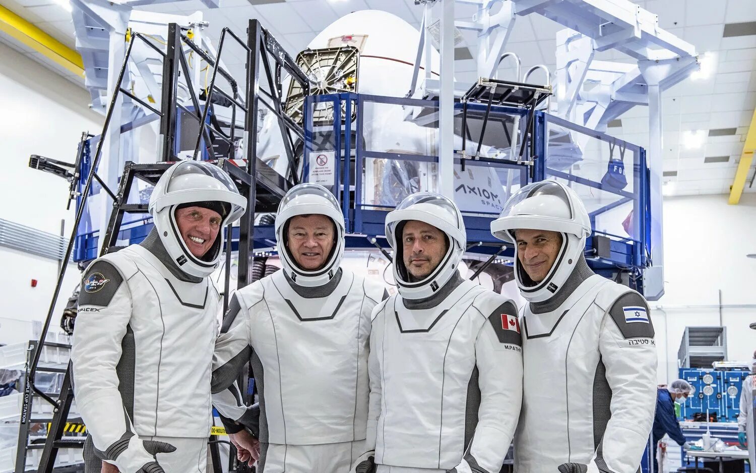 Какой корабль сейчас в космосе. SPACEX Crew Dragon МКС. Эйтан Стиббе. Экипаж Crew Dragon. МКС 2022.