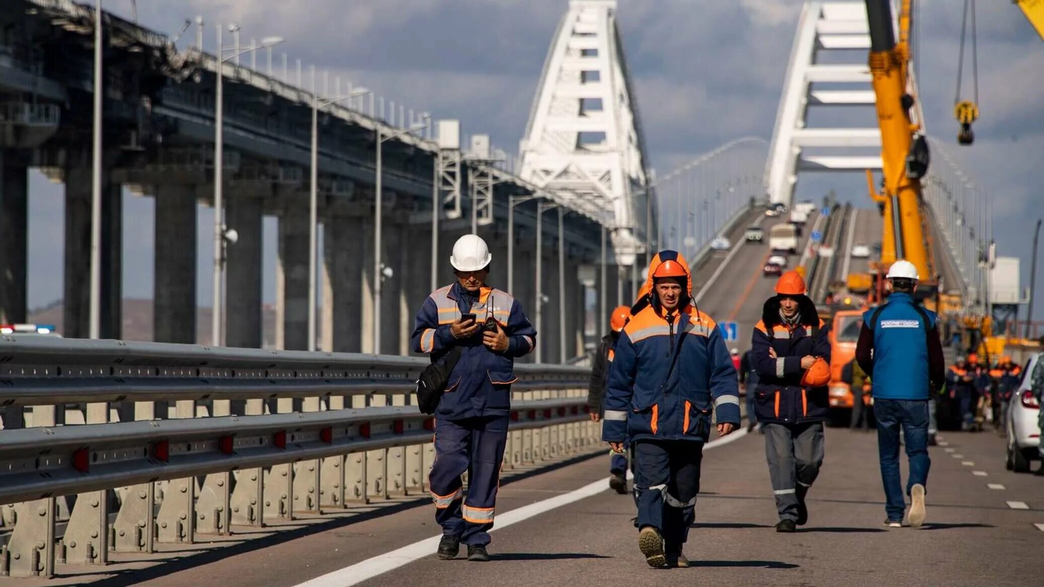 Движение через крымский мост. Крымский мост взорвали 2022. Крымский мост 2021. Крымский мост Хаснулин. Хуснуллин Крымский мост.