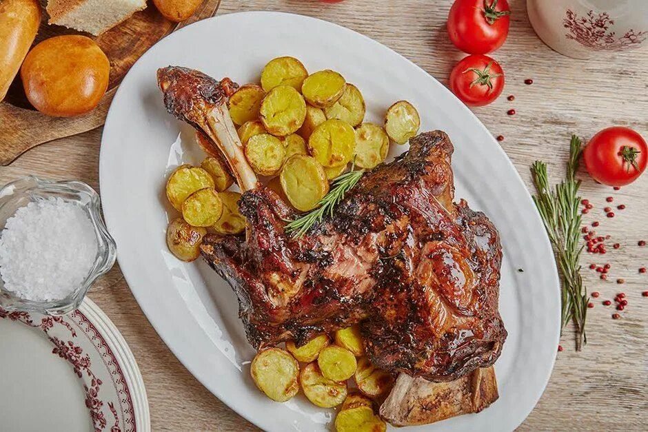 Баранья лопатка блюдо. Мясо в духовке. Говядина запеченная в фольге. Красивые блюда из рыбы. Мясо в духовке.