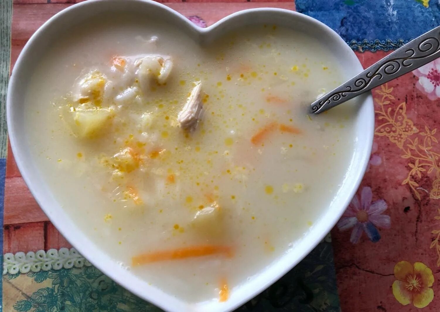 Курица плавленый сыр. Сырный суп с рисом. Сырный суп с курицей. Сырный суп жидкий. Суп с рисом и плавленым сыром.