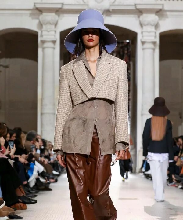 женские жакеты 2022-2023. шляпы нина риччи. жакет тренд 2023. образ с сиреневым пиджаком. пиджак тренд 2023.