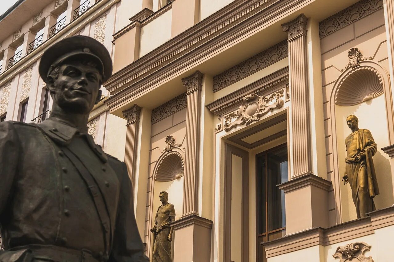 Галерея атриум самара 2021. Атриум кишинев банк рядом. Галереи атриум. Галереи „атриум“ самара статуи. Входная зона магазина.