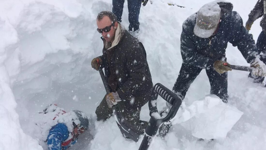 Лавина песня камаз. Ловила лавину песня. Лавина фон. Лавина в домбае 2022. Сноубординг с лавиной.