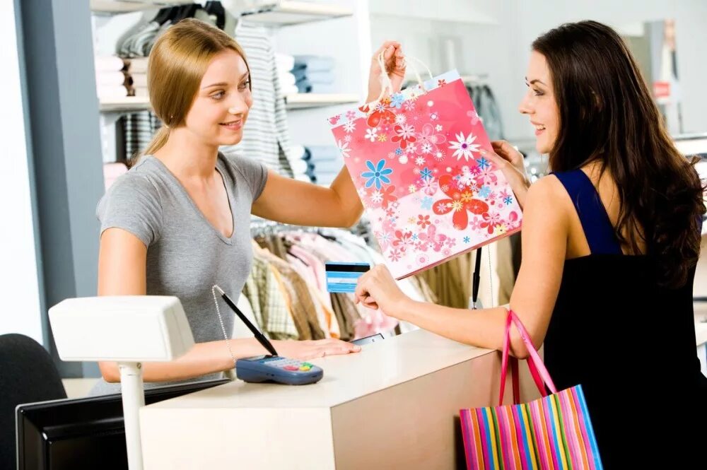 Продавец и покупатель. Покупатели в магазине одежды. Девушка с покупками. Продавец и покупатель одежды.