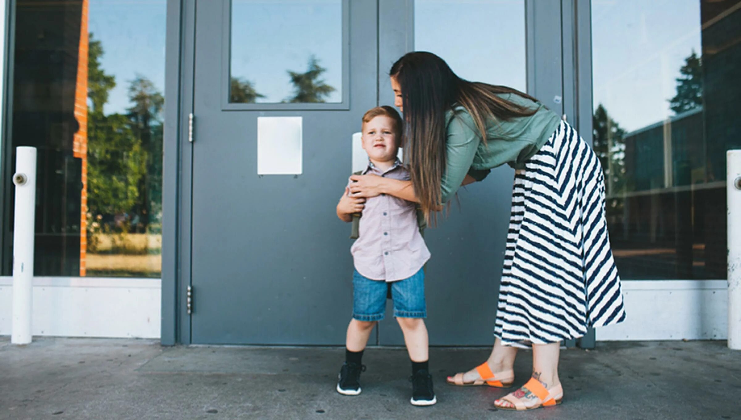 Ребенок с ноутбуком. Женщина с ребенком. Мать с ребенком. Visit mom. Visit mom.