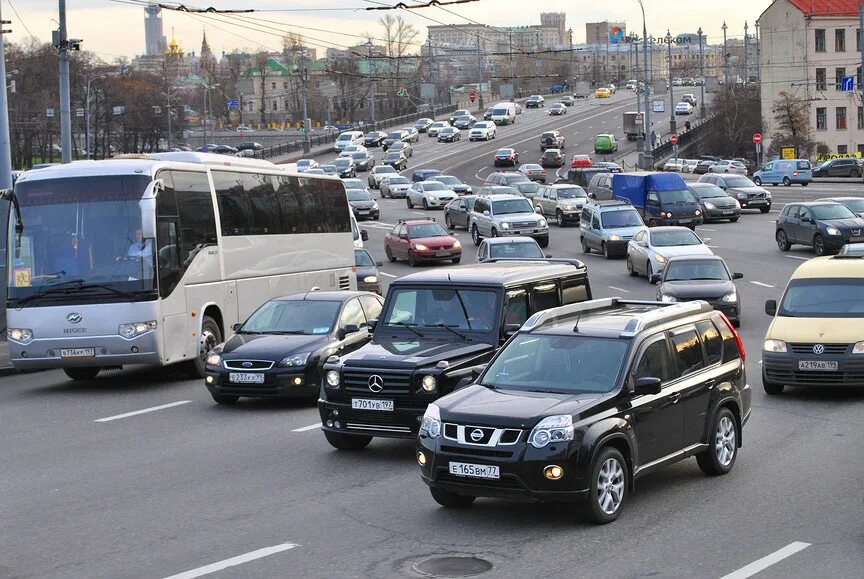 Можно ездить по московской области. Плотное движение. Езда по Москве. Машина 8 мест в России. Машины ездят по Москве специалист.