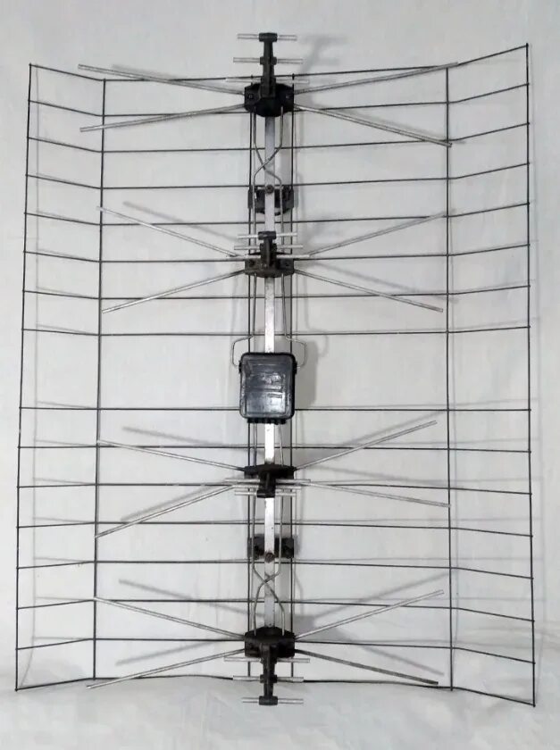 Антенна полька для цифрового телевидения. Антенна решетка. Антенна решетка. 09"экстра". Антенна - решетка "reflector" -8 а 4,0 vip (10) кабель.