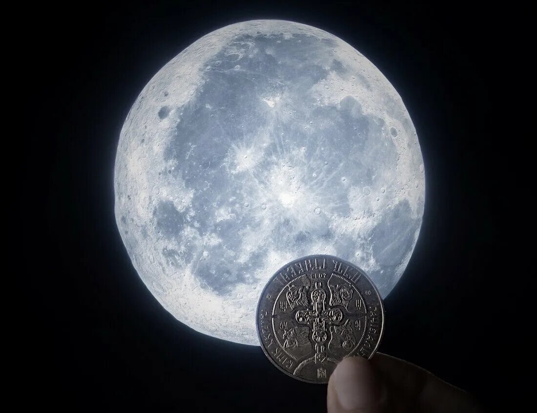 Луна денег свеча. Полнолуние магия. Полнолуние и деньги. Монета Луна. Полнолуние в монете.