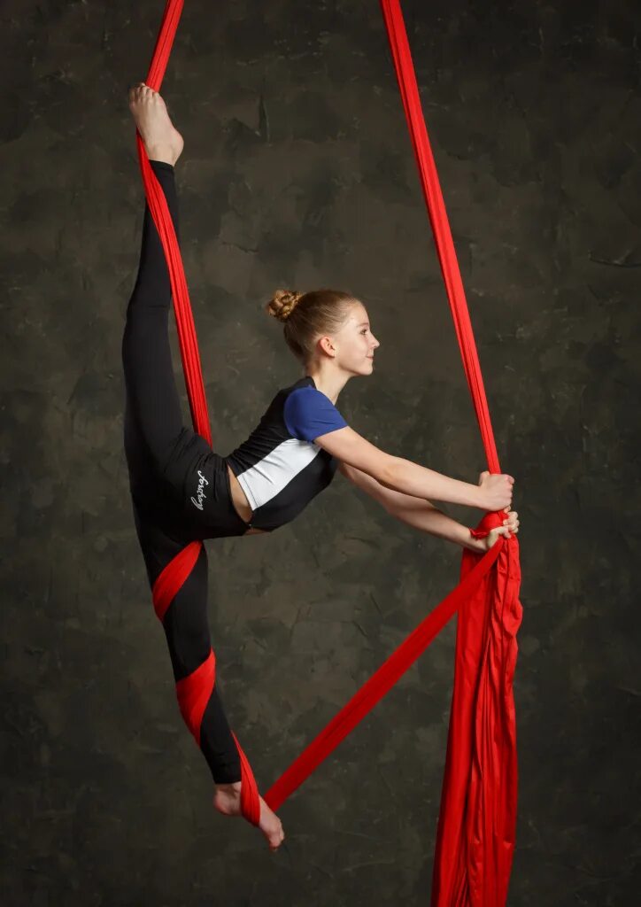 Воздушные полотна элементы. Воздушная гимнастика для детей. Заниматься воздушной гимнастикой. Заниматься воздушной гимнастикой. Воздушная гимнастика на полотнах.