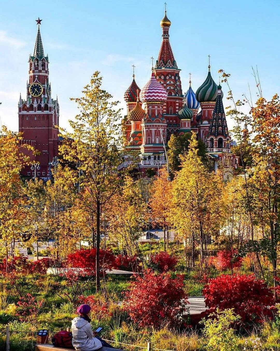 Парк горького москва набережная. Москва летом. Октябрь в москве. Храм василия блаженного москва. Осень в москве зарядье.