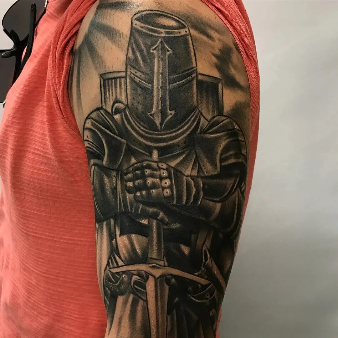 Татуировка рыцарь на плече. Тату крестоносец реализм. Тату рыцарь с мечом. Тату рыцарь значение. Тату на плече.