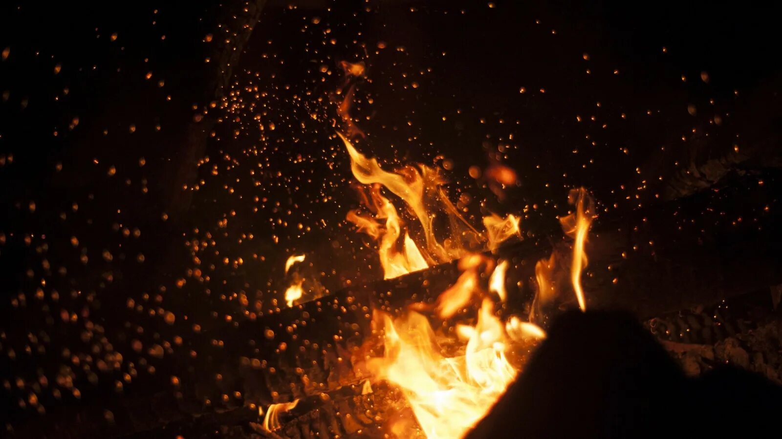Костер горит в темноте