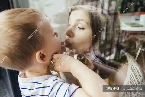 Целуюсь с сыном в губы