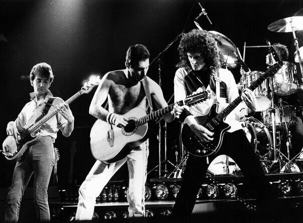 Концерт группы квин. Группа Queen концерт. Группа куин на сцене. Группа Квин 1992.