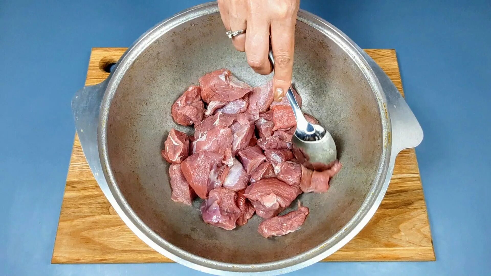 Видео приготовления в казане. Мясо в казане. Говядина в казане. Приготовить мясо в казане. Говядина с овощами в казане.