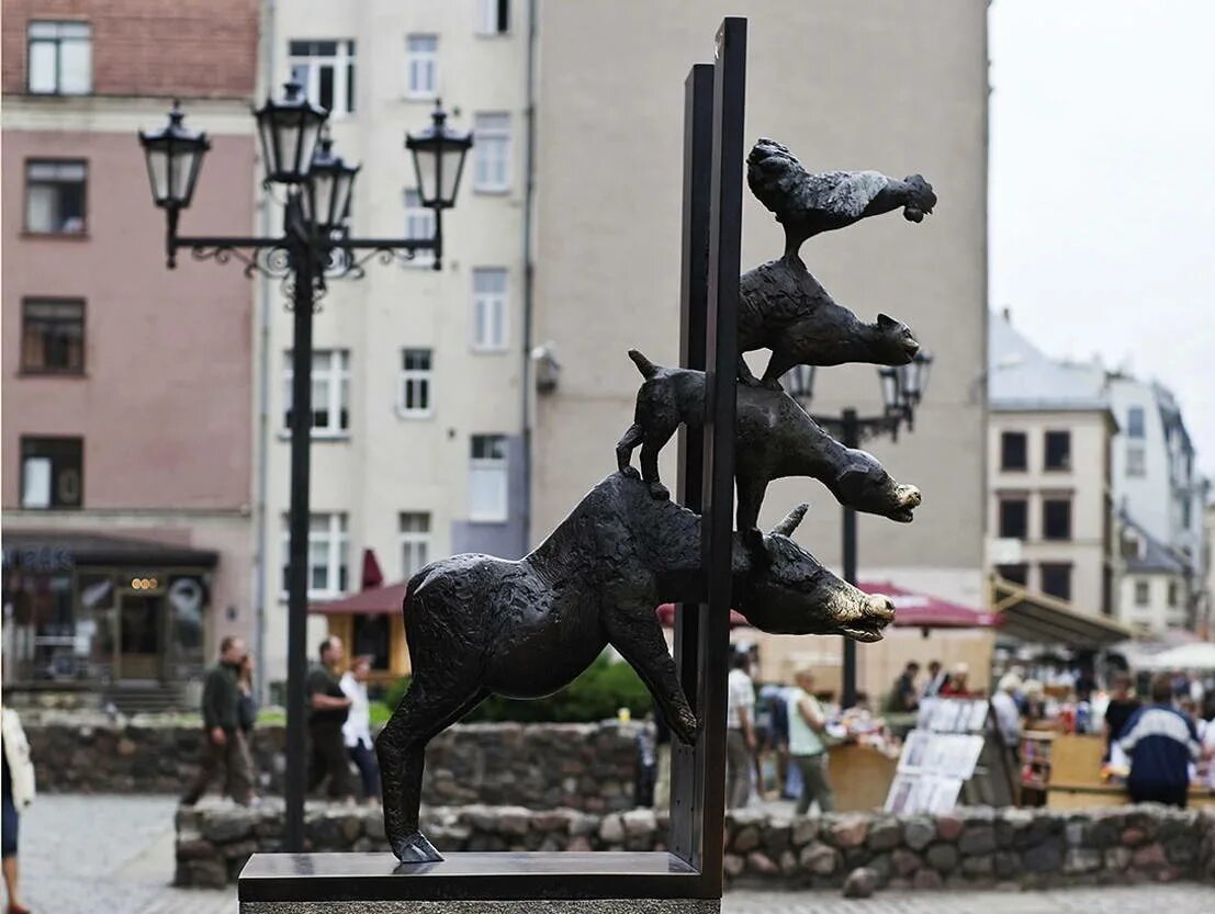 В какой стране памятник бременским музыкантам. Памятник бременским музыкантам в Риге. Памятник бременским музыкантам в Бремене. Бременские музыканты скульптура в Риге. Бременские музыканты Рига Латвия памятник.