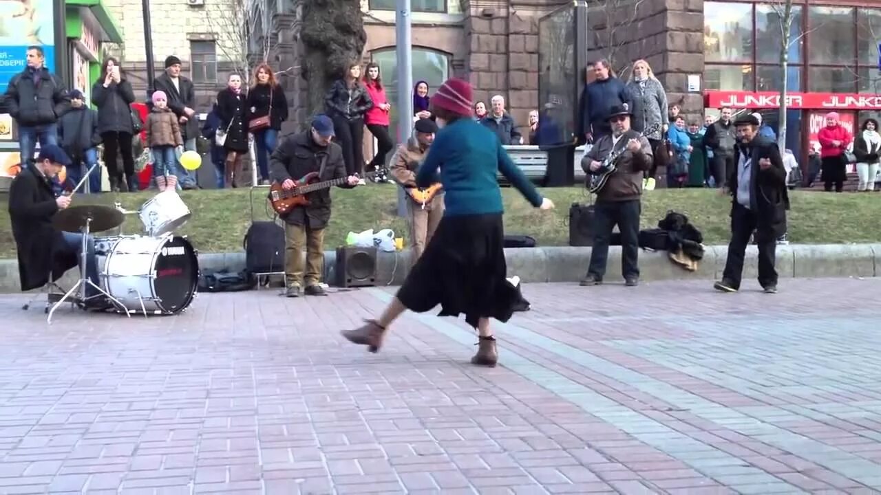 Шуточный танец бабушек. Бабушка танцует. Танцы старушек приколы. Пляска бабушки. Танцующая бабушка.