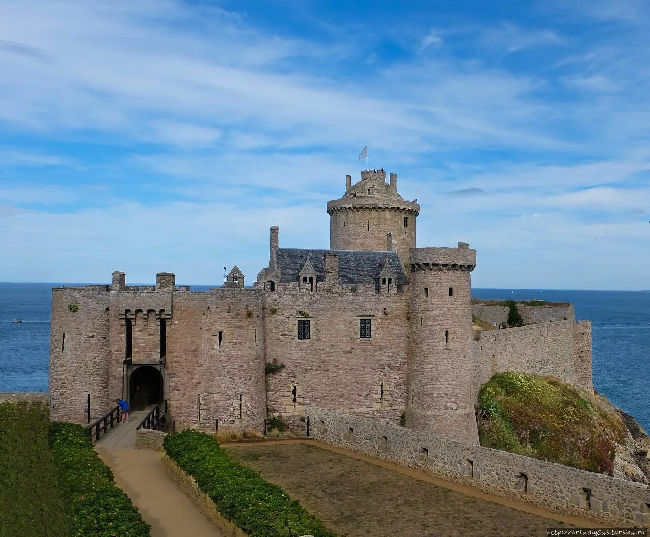 Fort la Latte Франция. Замок Форт-ла-латте в Бретани. Форт ла-Латт Плевнон, Франция. Форт le Castillet.