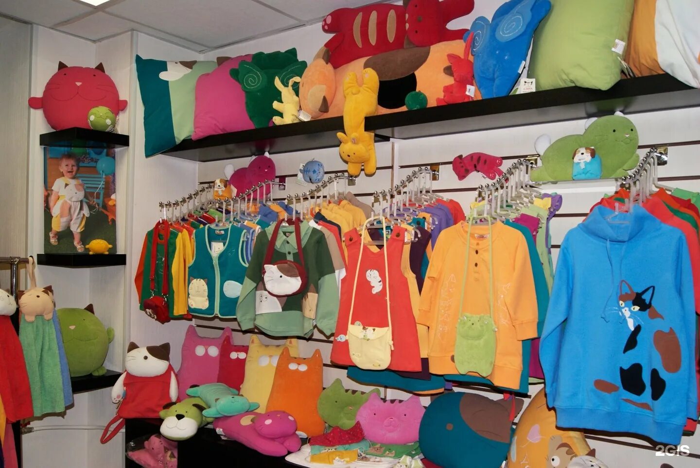 фабрика моды. брючные костюмы фабрика моды. платья женские кировской фабрики. фабрика моды. украинка в платье.