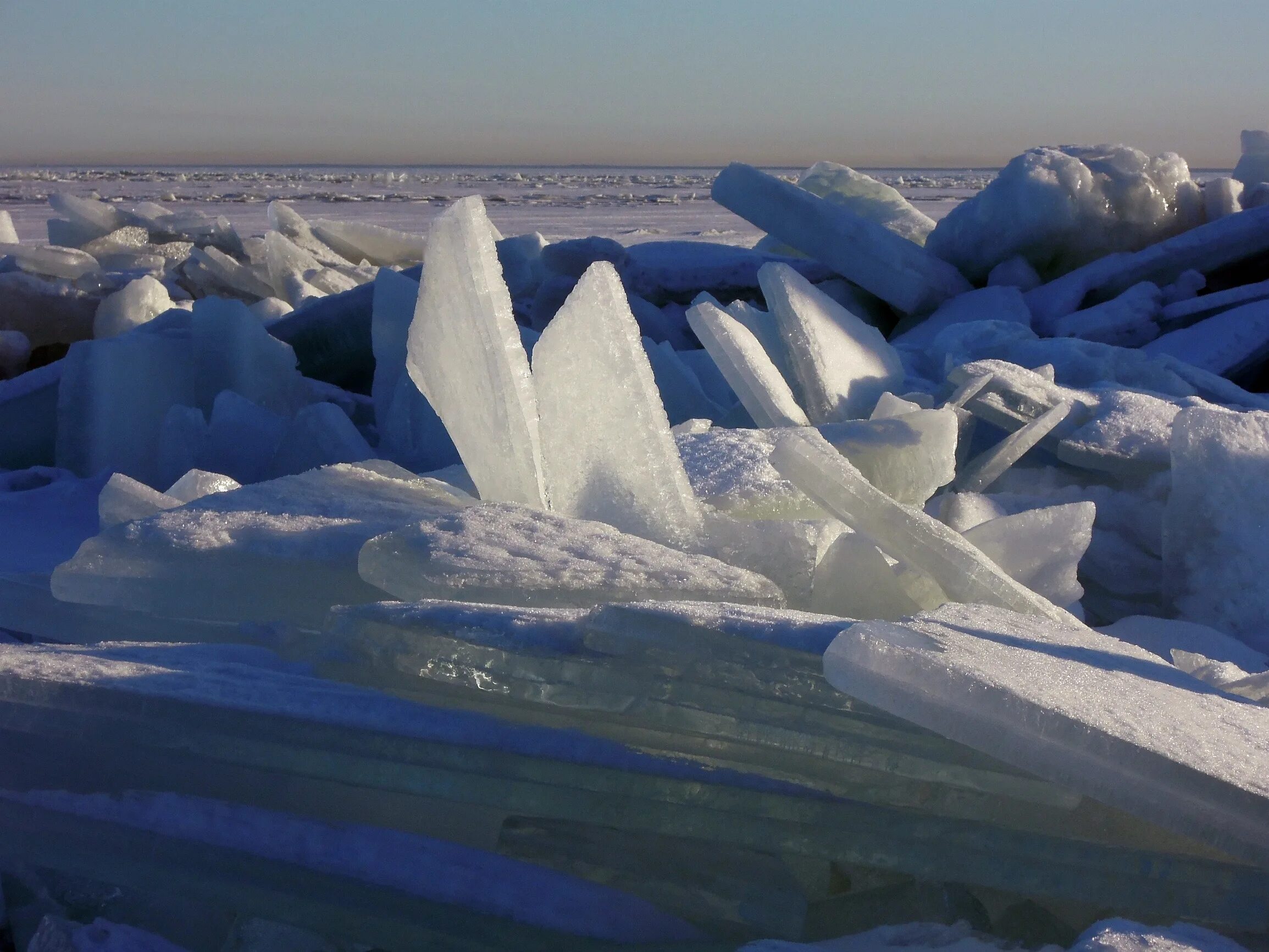 Замершее салсотто. Ледяные Торосы на финском заливе. Ангара Торосы. Ледоход на Байкале. Торосы реки Лена.