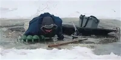 Форум на севере архангельск. Рыбаки на севере Архангельск. Лодки по ледоставу. Ледостав аварии военной техники. Выдолбили лёд под машиной прикол.