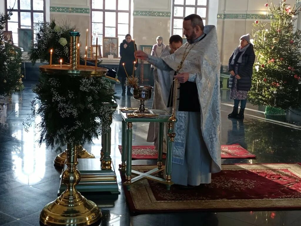 Крещение богоявление 2023. Крещенские богослужения в храмах. Клинцы церковь епархия. Служба в церкви на крещение 18 января. Служба в церкви на крещение 18 января.