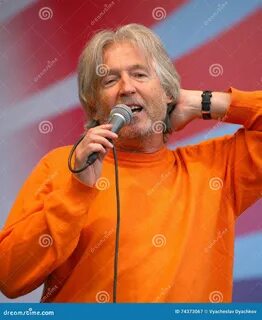 Karina Oreilly jinsiy oyinchoqdan qanday foydalanishni korsatmoqda.