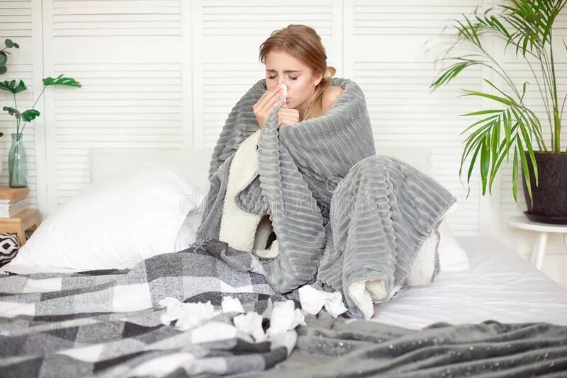 Сижу в пледе. Укутанная в плед. девушка укутанная в плед. девушка укуталась в плед. девушка в пледе.