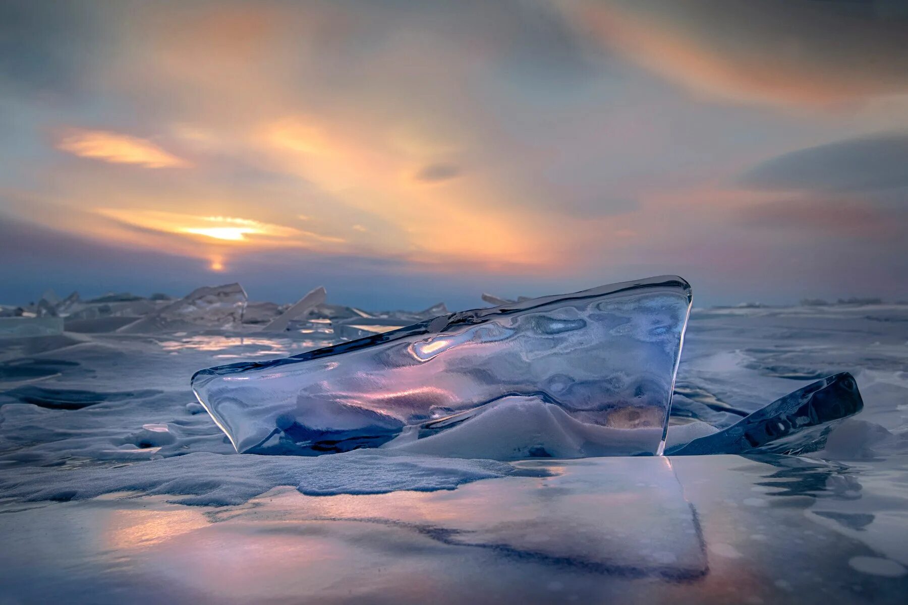 Ледяное море. Зимний Байкал. Лед на море. Хрустальный лед.