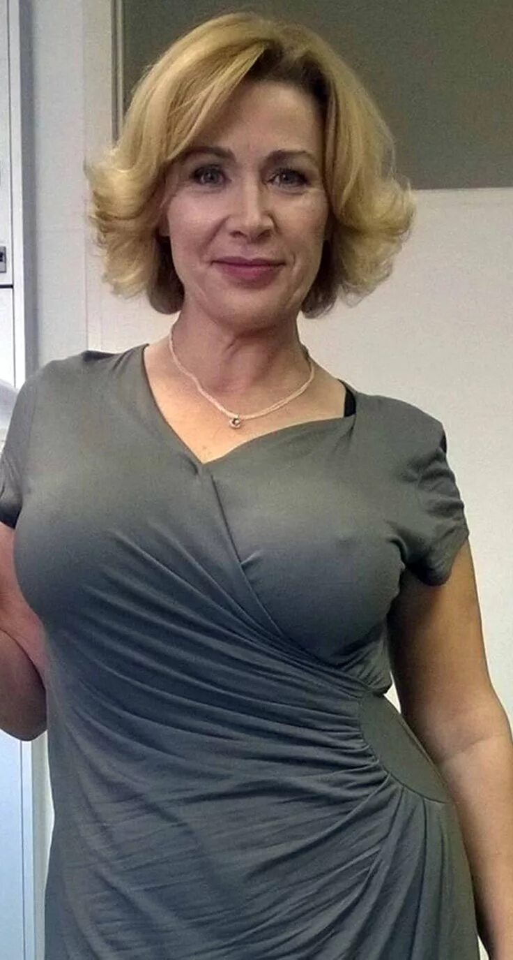 Женщины за 40 домашнее. Юбка для женщины 50. Алловер 50+. Moms over 50 pics. Мелани гилф.