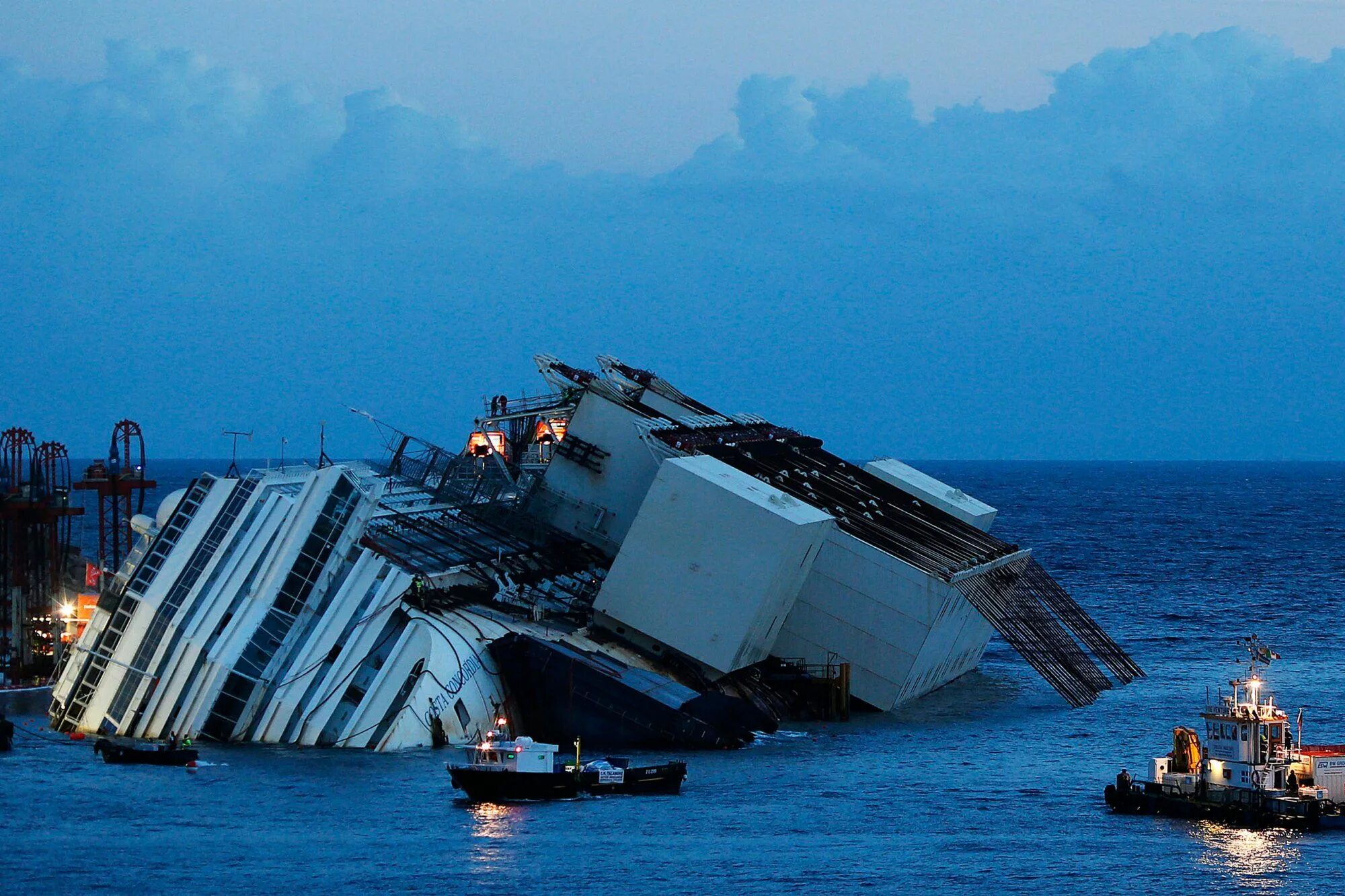 Крушение конкордии. Коста Конкордия крушение. Лайнер Costa Concordia. Крушение Коста Конкордии 2012. Затонувший лайнер Коста Конкордия.