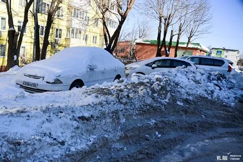 Машину ведет на снегу