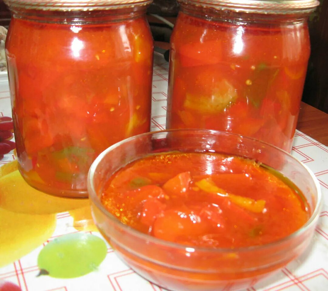 Рецепт самого вкусного лечо на зиму. Лечо из болгарского перца с помидорами. Заготовка лечо на зиму. Заготовки на зиму из помидор и перца болгарского. Салат лечо.