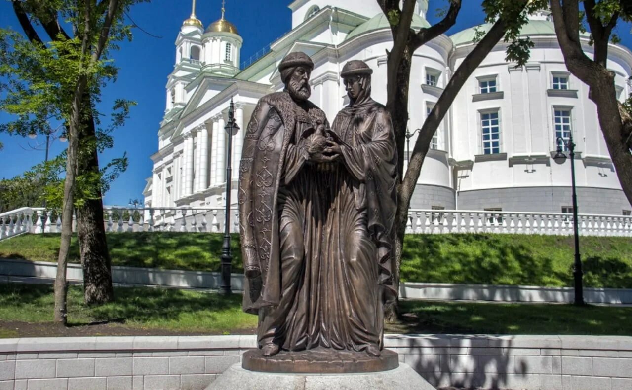 Где памятник. Памятник Петру и Февронии в Москве. Памятник святым Петру и Февронии в Муроме. Петр и Феврония Муромские памятники в России. Петр и Феврония Пенза.