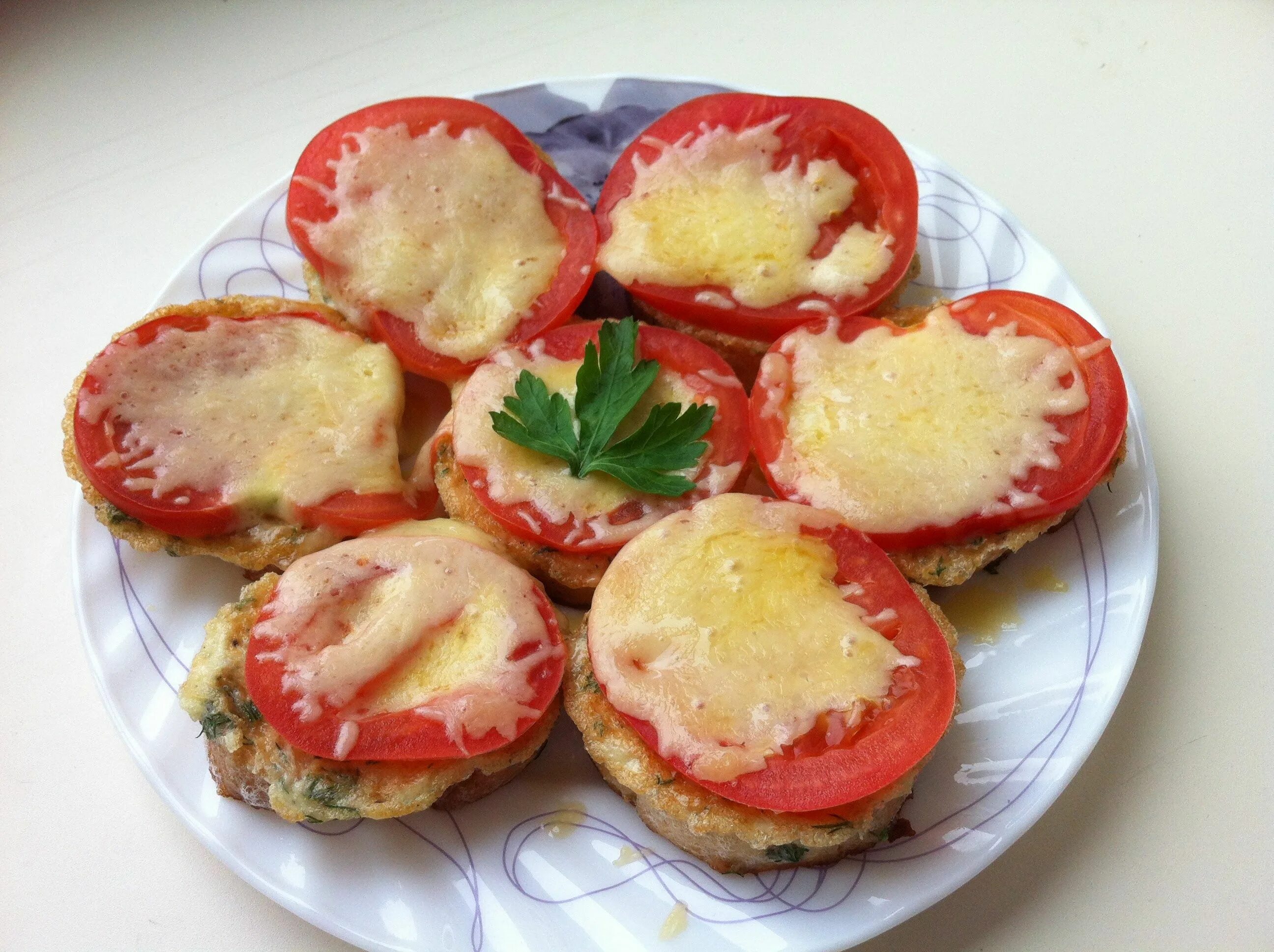 Бутерброды с помидорами. Бутерброды с помидорами и сыром. Горячий бутерброд с помидором и сыром. Бутерброд с помидоркой и сыром. Яйцо помидор чеснок майонез