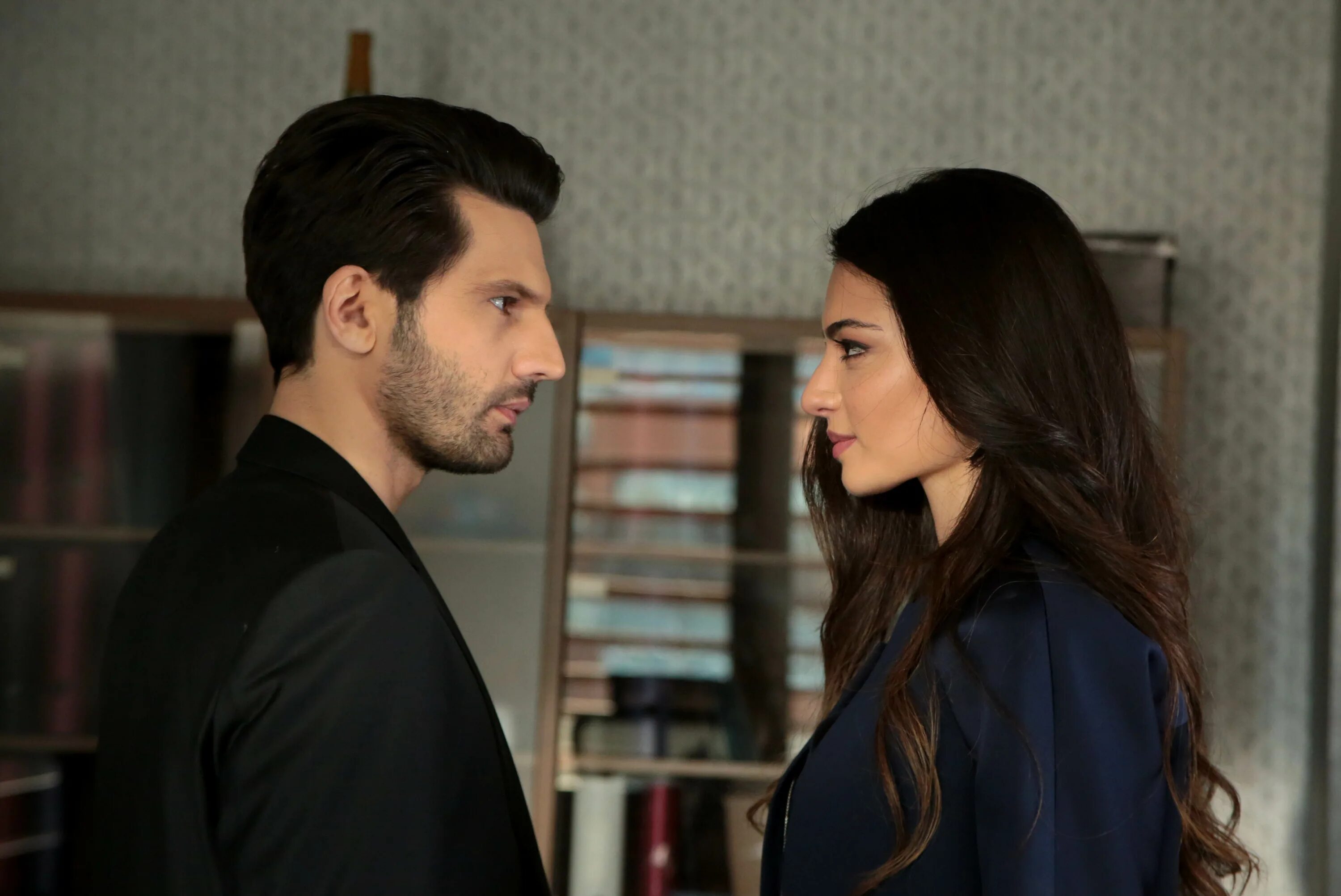 Каан урганджиоглу мелиса памук. Нихан кемаль асу эмир. Когда кемаль узнает что асу сестра эмира. Краткое содержание 63 серия черная любовь. Мелисса асли памук черная любовь и кемаль.