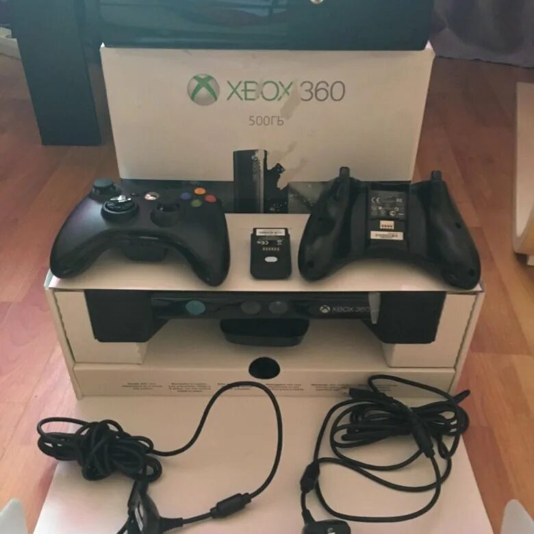 Авито хбокс 360. Xbox 360 e кинект. Xbox360e кинект два геймпада. Xbox 360 e 500gb freeboot. Xbox 360e 2 джойстика, 500гб.