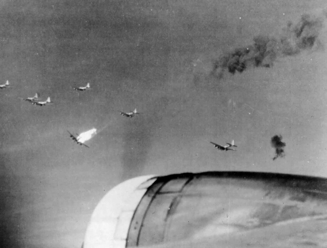 B17 летающая крепость подбитый. Подбитые b 29. B-17 бомбардировщик сбитые. B-17 подбитый.