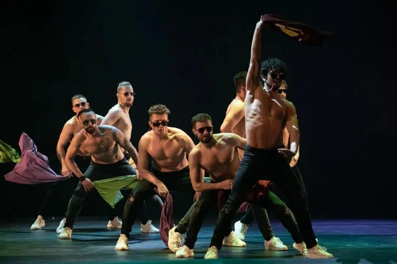 шоу под дождем загидуллин. искушение театр под дождем. театр танца искушение фото участников. танцы под дождем. Mr show.