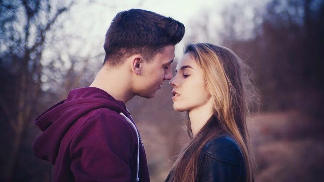 Kissing brunette. Парень и девушка. Красивая девушка с парнем. Любовь подростков. Парень и девушка подростки.