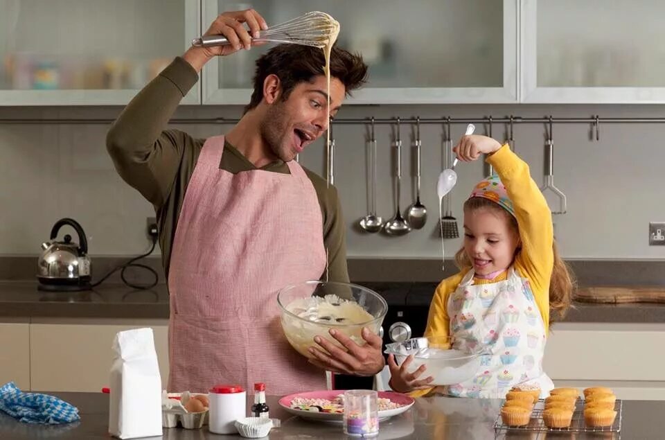Dad a cook. Кухня для детей. Семейная фотосессия на кухне. Семья готовит. Готовка с детьми.