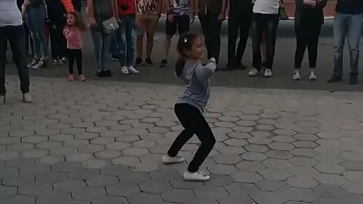 Включи танец маленькой. Маленькая девочка поразила танцем танцем на улице. Зажигательные танцы видео. Видео с зажигательными танцами маленькая женщина. Детские видео зажигает.