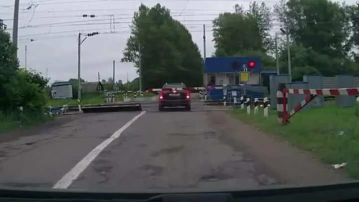 Дежурный по железнодорожному переезду. Железнодорожный переезд. Случай на железнодорожном переезде. Щит переездной сигнализации. Случай на железнодорожном переезде.