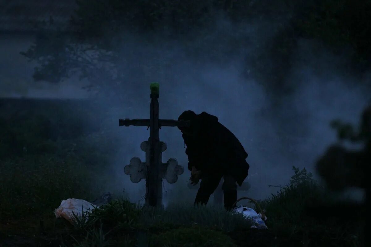 Проклятое кладбище. Идти через кладбище. Кладбище вечером. Люди идут с кладбища. Brigade 88.