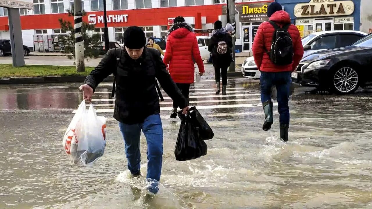 Почему не уехать из анапы. Потоп в анапе. анапа наводнение сегодня. почему люди уезжают из анапы. трагедия в анапе сегодня.