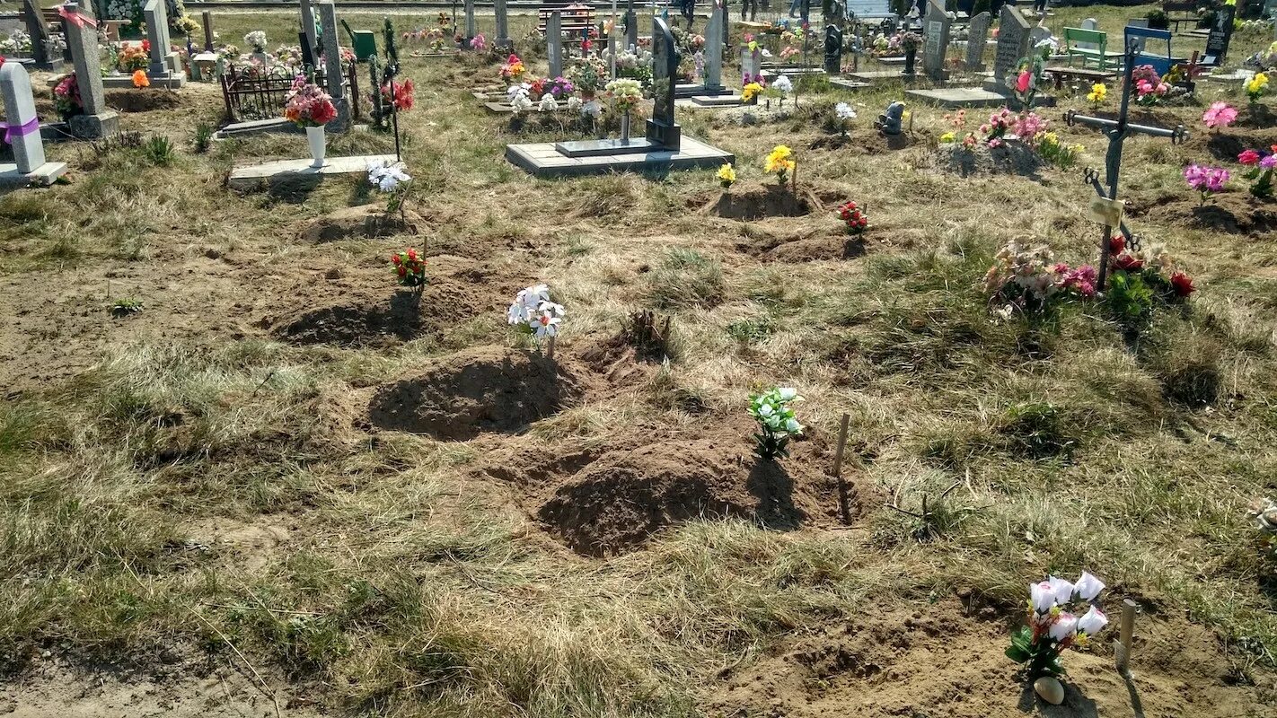 кладбище маленьких детей. детские могилки на кладбище. кладбище маленький ребенок. старое заброшенное кладбище. кладбище детей.