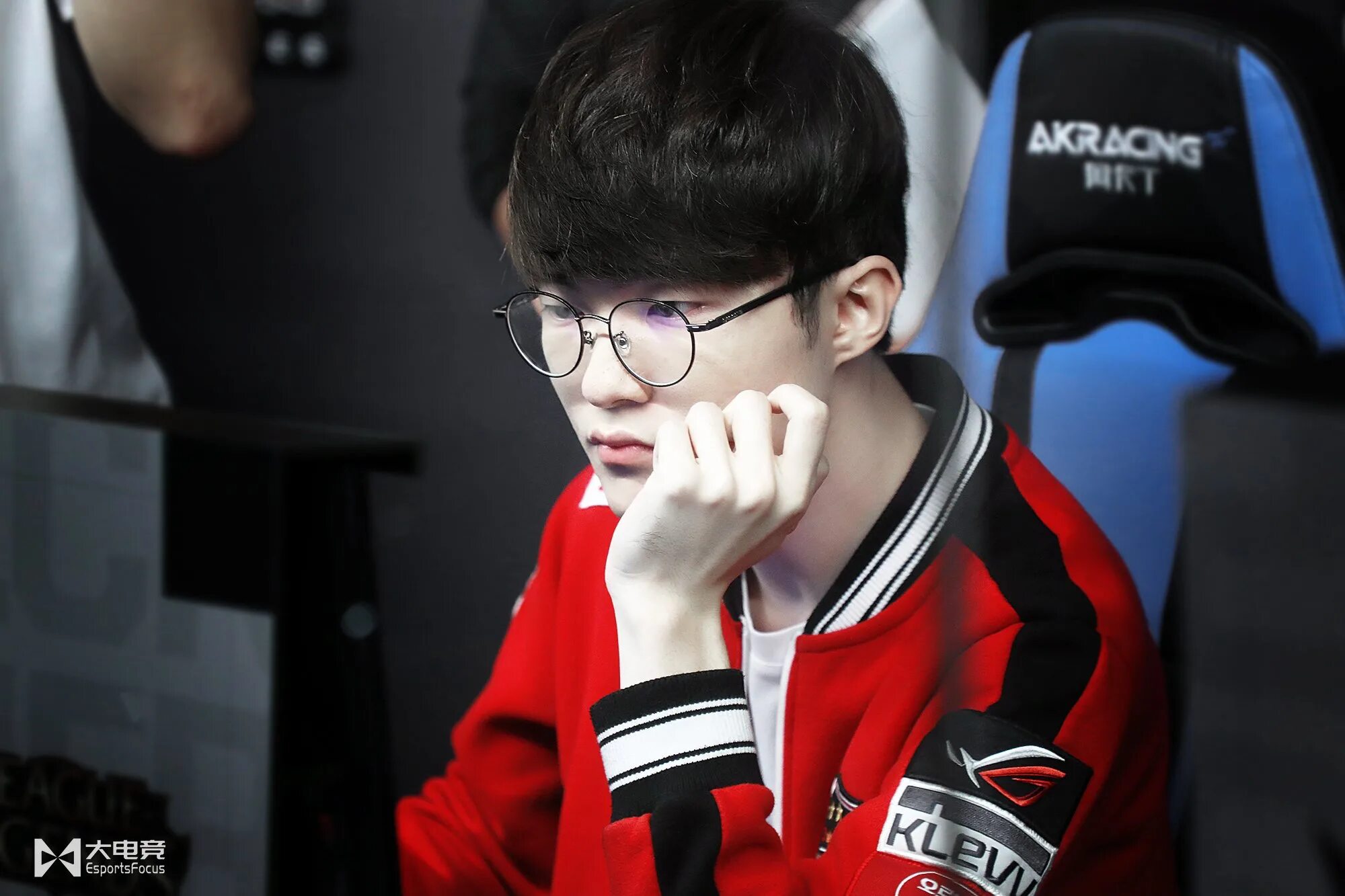 Faker js. Фейкер лига легенд. faker фото. faker биография. fakerhogгиф.