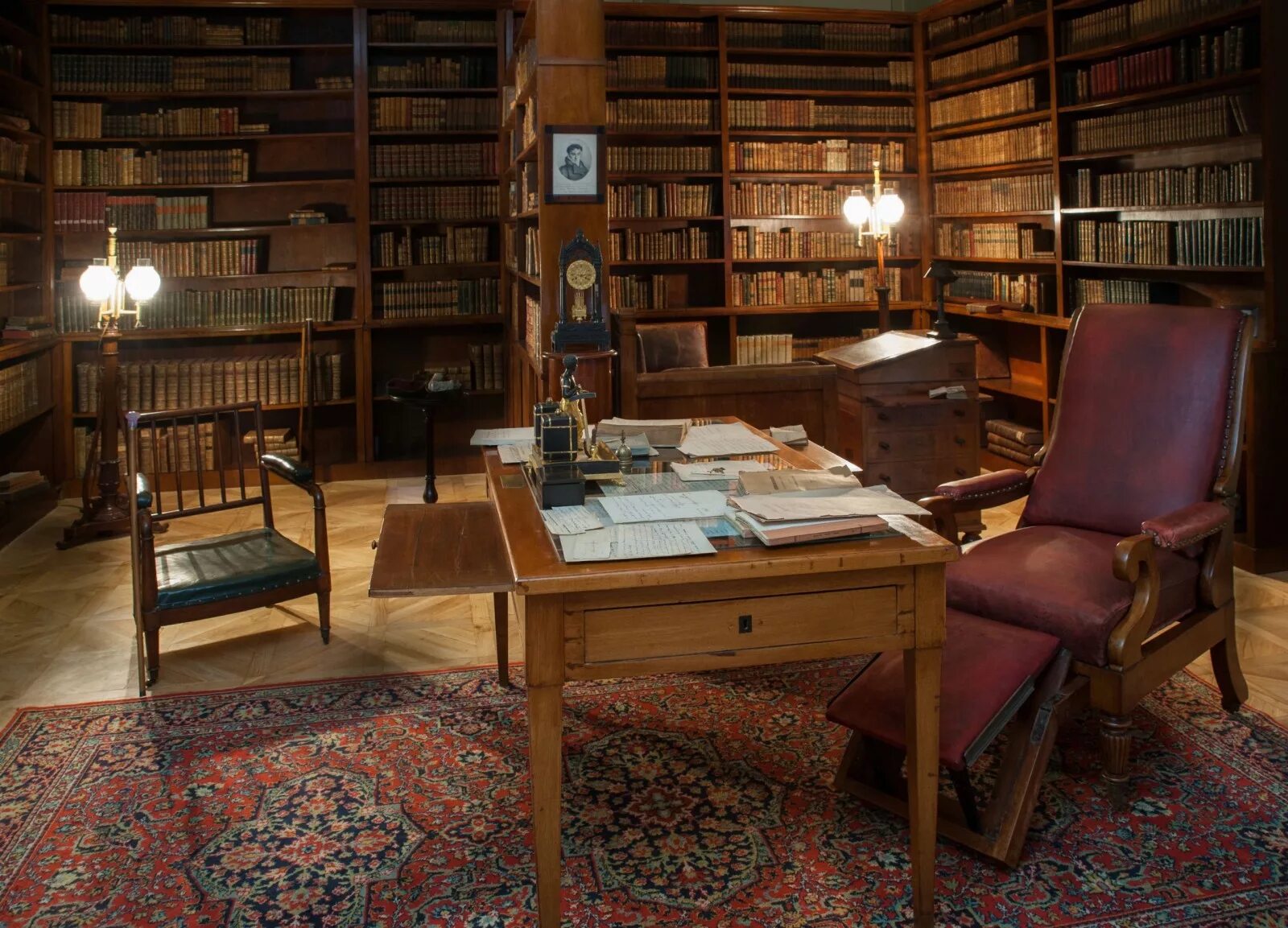 стол пушкина в музее на мойке 12. домашняя библиотека интерьер. нью йорк довлатова. комната писателя. кабинет англия 19 век.