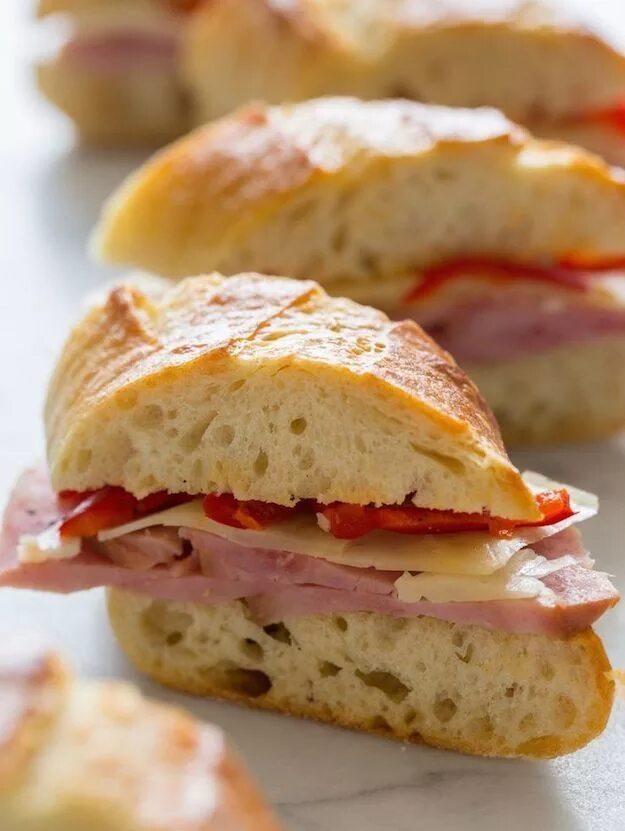 Бокадильо. Бутерброд по испански. Испанский бутерброд. Бокадильо. Испанские бутерброды с помидорами.